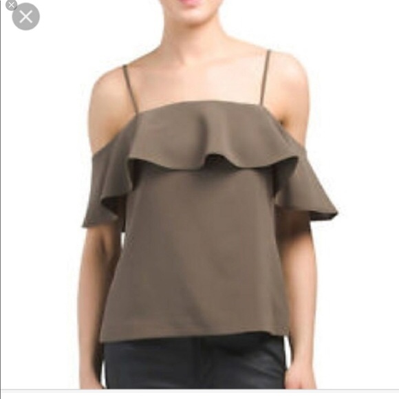 Cutest Theory off the shoulder ruffle top size 8 - Picture 6 of 7